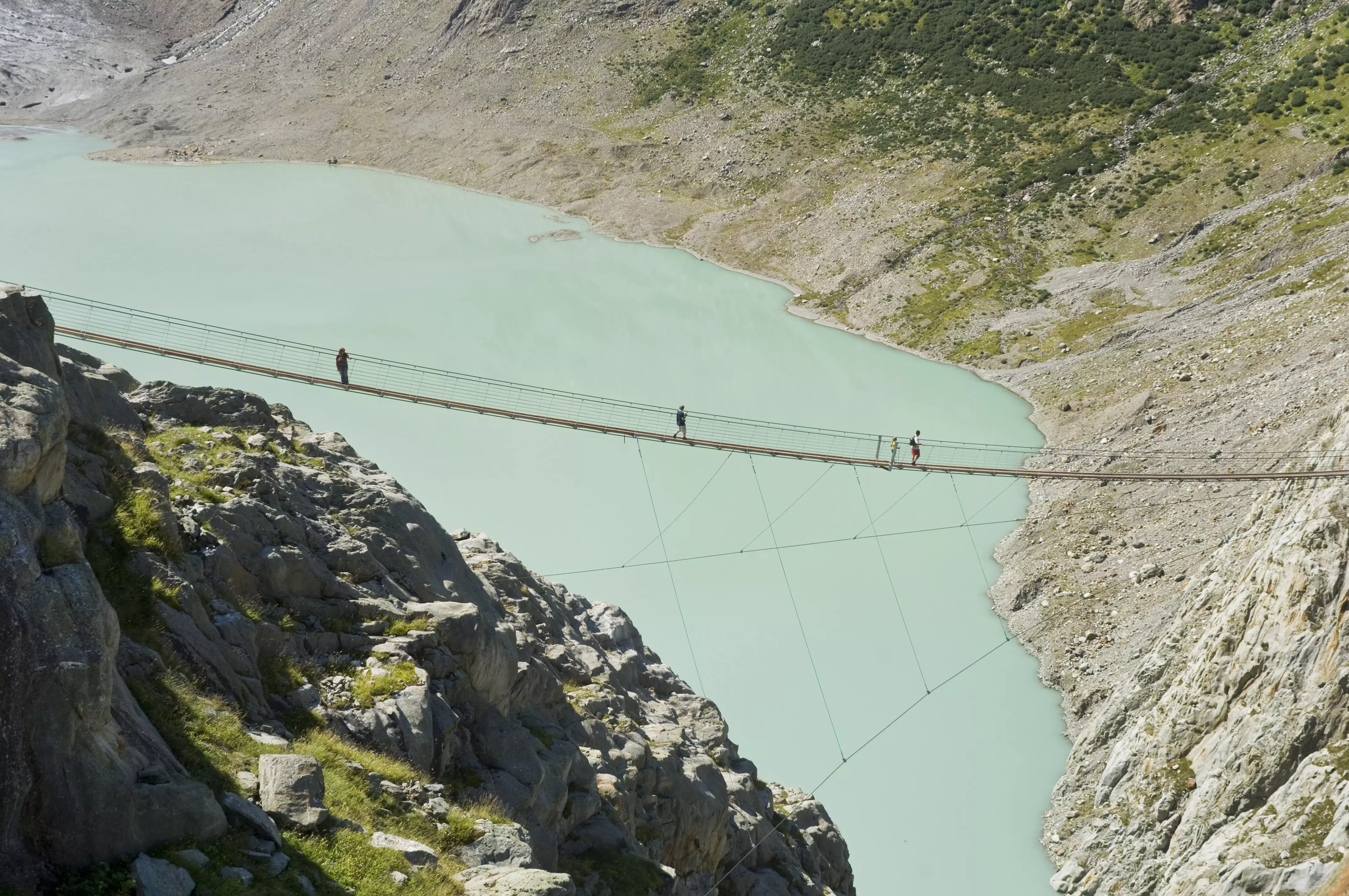 Doi alpiniști dispăruți în urmă cu 34 de ani, găsiți în Alpi după topirea unui ghețar. Cum au fost identificați